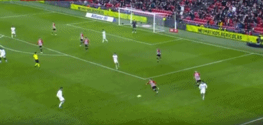 后卫关键拦截，守住关键领先