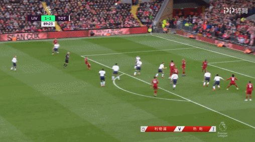 前锋远射破门，球迷现场尖叫