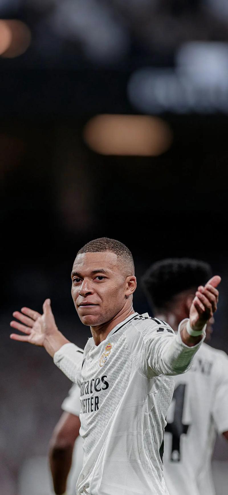 记者：若国足明年热身没惨案或大事故，邵佳一至少干到亚洲杯结束